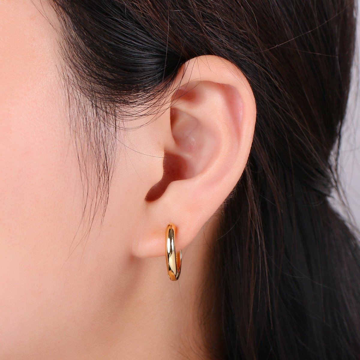 24K Hoop Earrings - Hollow Light Hoop Earrings - Gold Hoops - Simple Everyday Earrings 18mm Q-188 - DLUXCA