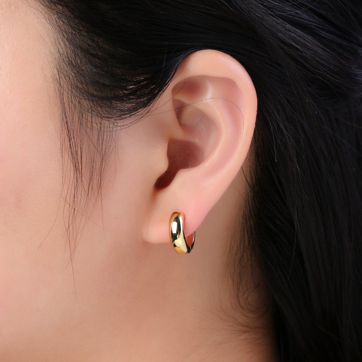 Dainty Hinged Huggie Earrings Gold Hoop Earrings Perfect Minimalist Look Wholesale Jewelry T-364 - DLUXCA