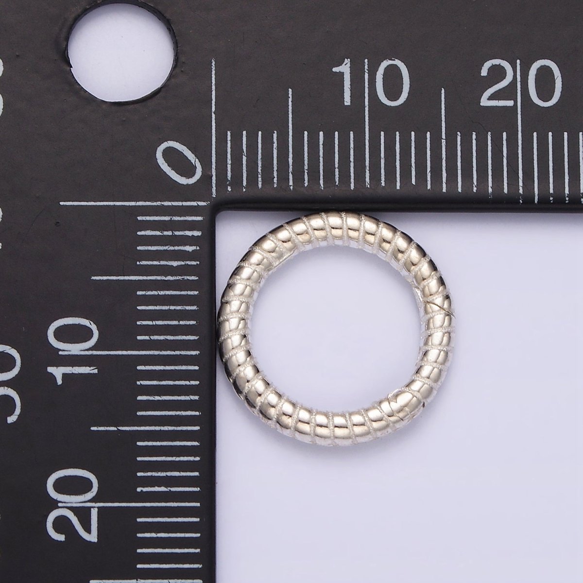 S925 Sterling Silver 15.7mm Line-Textured Round Push Spring Gate Ring Supply | SL-385 - DLUXCA