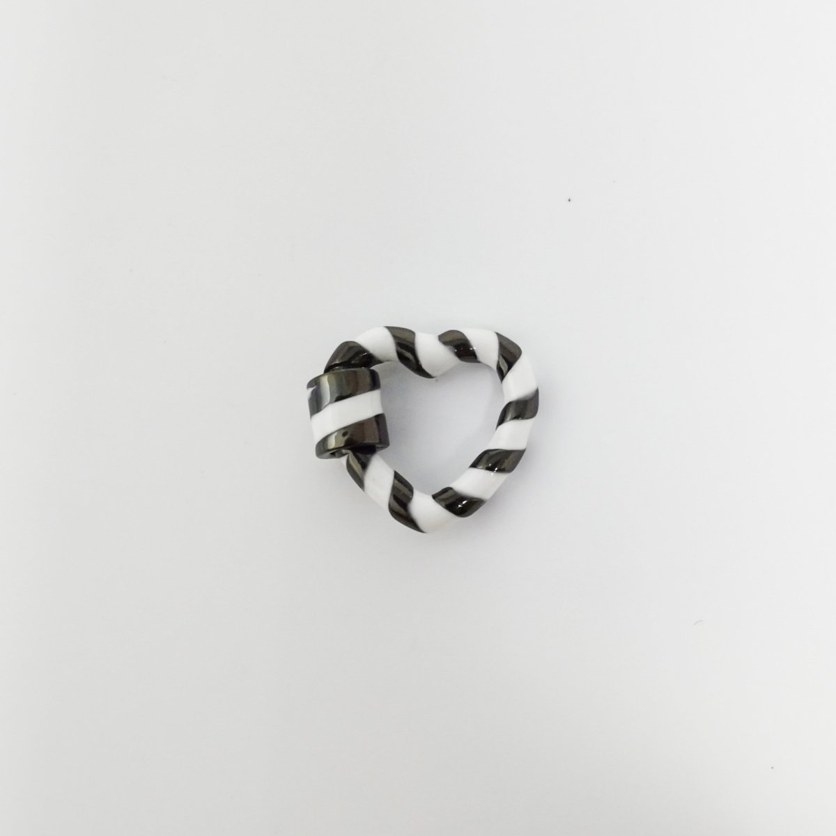 White and Black Heart Carabiner, Zebra Stripes Candy Cane Swirl Design, Circle Screw Clasp - DLUXCA
